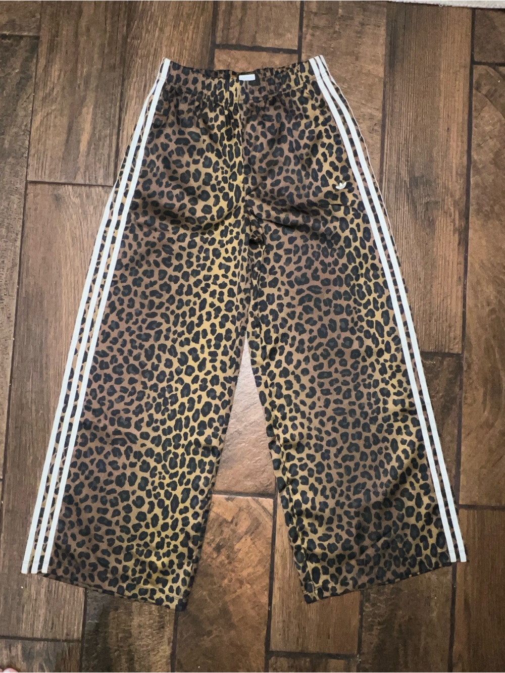 READY TO SHIP✨!  SZ MD NWT - VIRAL adidas SATIN Wide Leg Leopard Print Pants🐆 - Picture 8 of 11